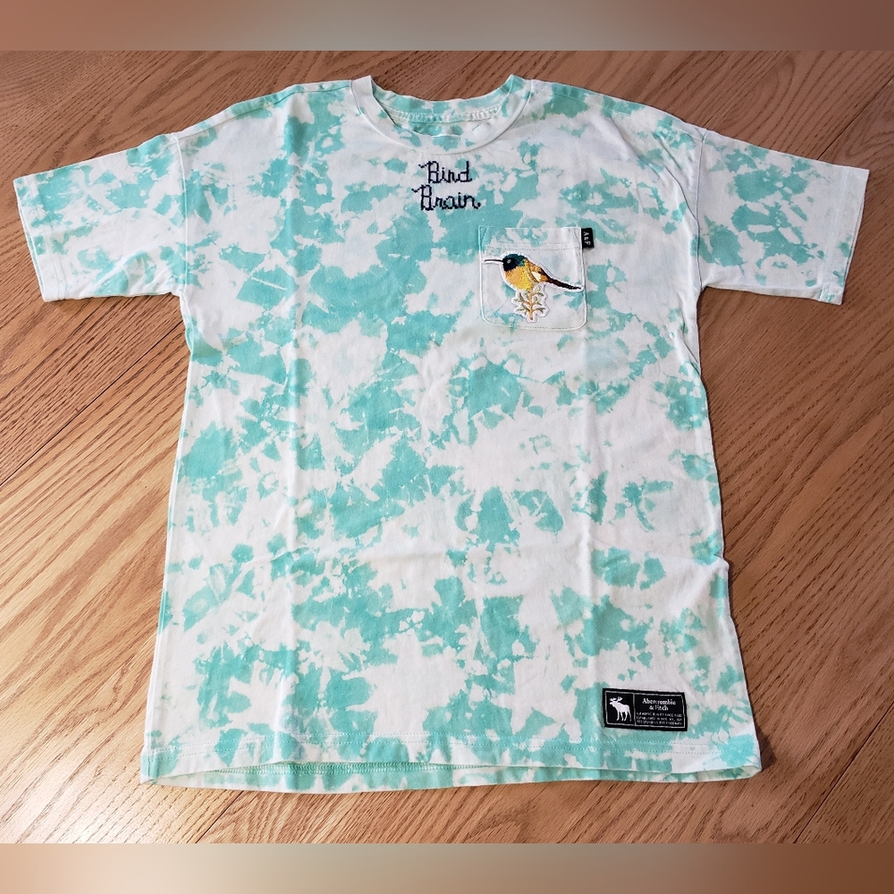 "Bird Brain" Kids Abercrombie & Fitch Cross Stitched Tee In Size 11-12.